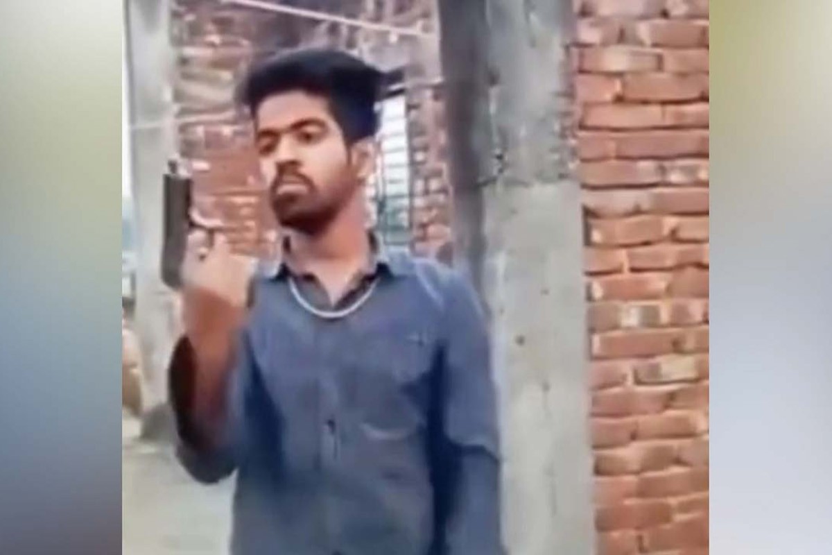 পিস্তল উঁচিয়ে কিশোর গ্যাং লিডারের গুলি ছোড়ার ভিডিও ভাইরাল