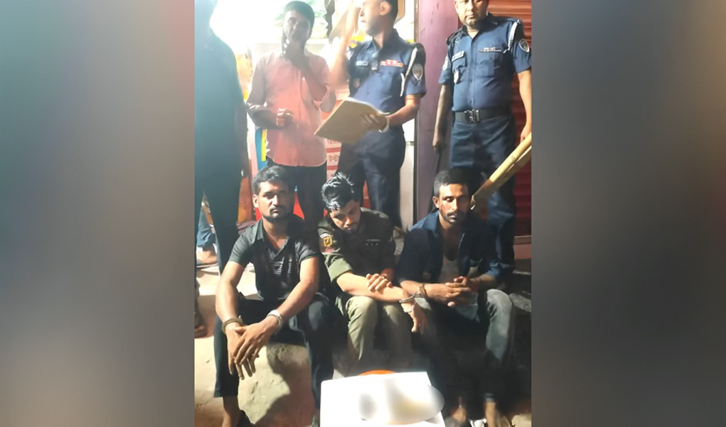 কুমিল্লায় বিদেশি পিস্তল 1749005436 কুমিল্লায় বিদেশি পিস্তল ও গুলিসহ তিন যুবক আটক