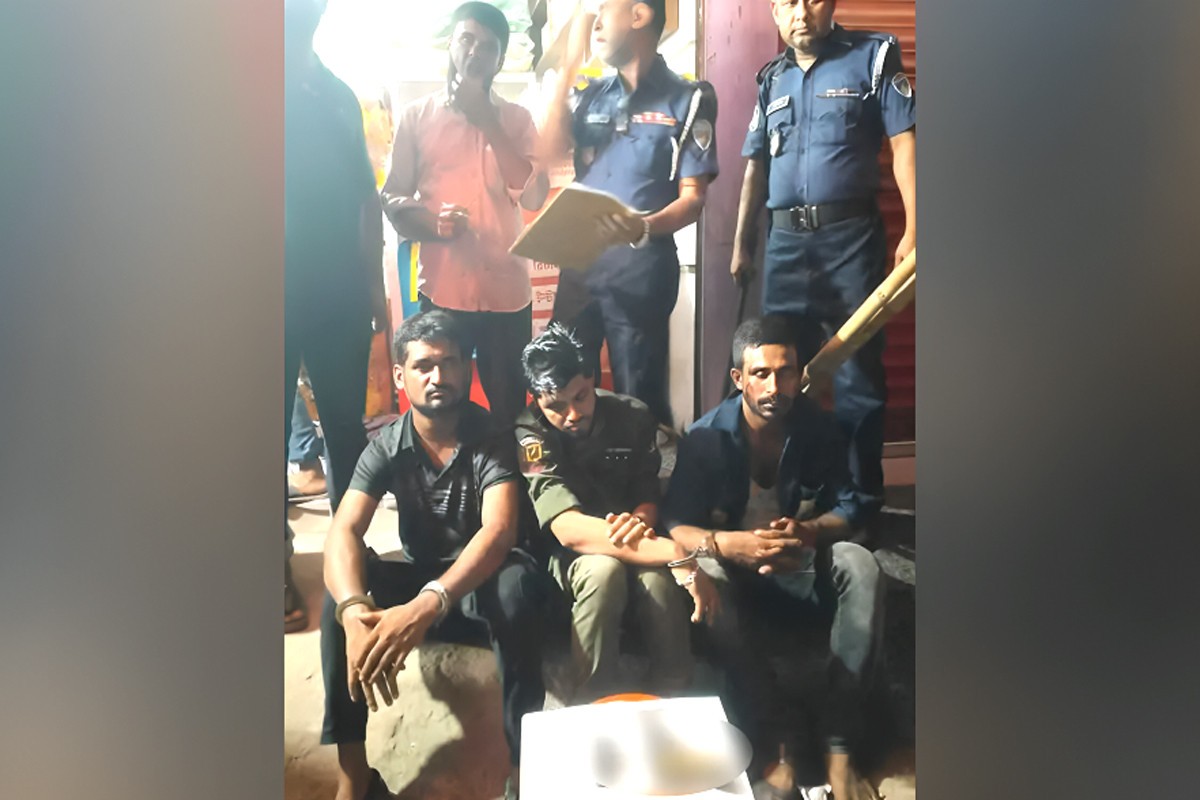কুমিল্লায় বিদেশি পিস্তল ও গুলিসহ তিন যুবক আটক