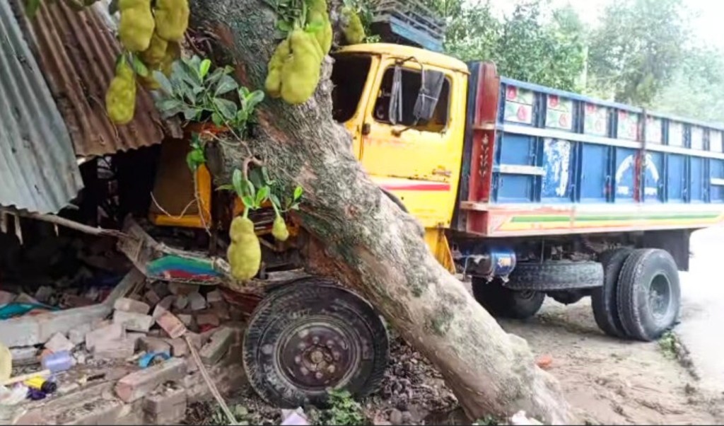 কুষ্টিয়ায় মালবাহী ট্রাক নিয়ন্ত্রণ হারিয়ে ওঠে গেলো বসতঘরে আহত ২ 1748782402 কুষ্টিয়ায় মালবাহী ট্রাক ওঠে গেলো বসতঘরে, দুই নারী আহত