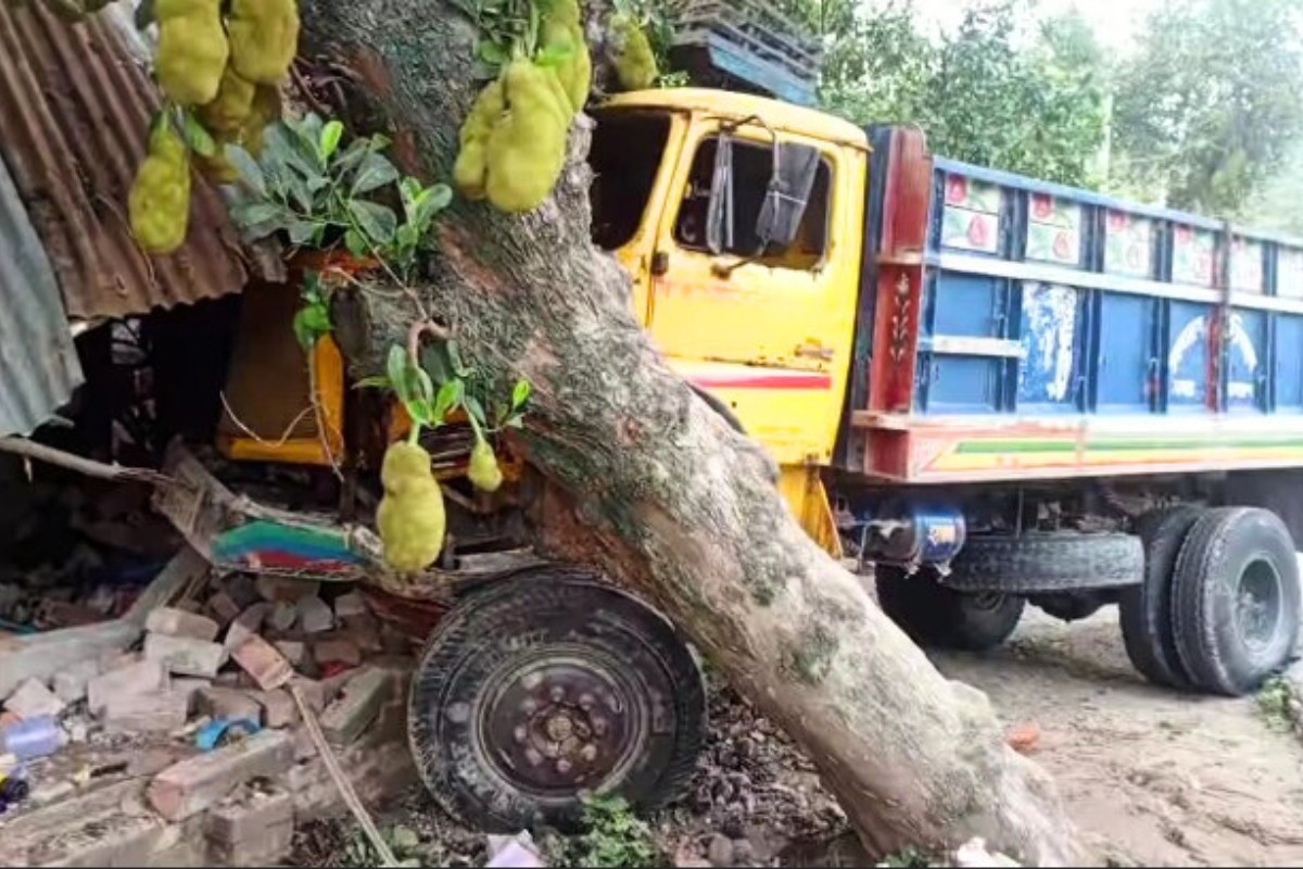কুষ্টিয়ায় মালবাহী ট্রাক ওঠে গেলো বসতঘরে, দুই নারী আহত