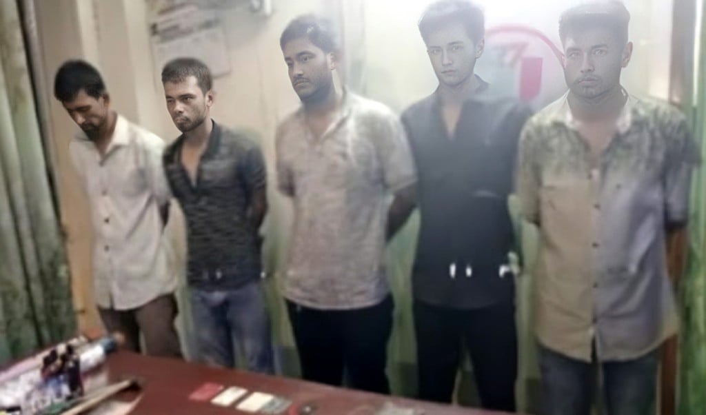 কুষ্টিয়ায় ‘টর্চার সেলে 1750820813 কুষ্টিয়ায় ‘টর্চার সেলের’ সন্ধান, অস্ত্র-মাদকসহ আটক ৫