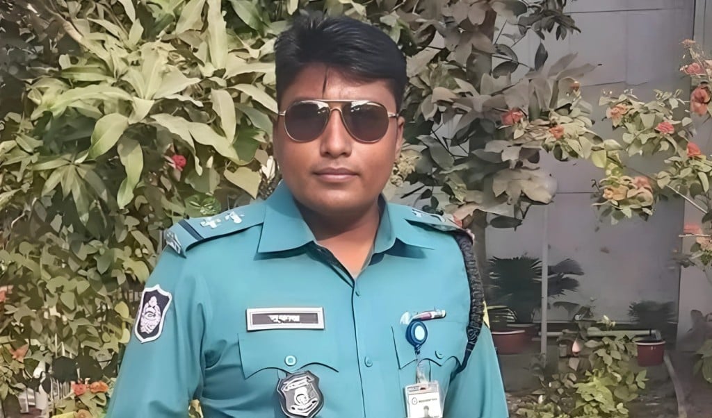 খুলনায় এসআইকে মারধর করে পুলিশে হস্তান্তর 1750777328 খুলনায় এসআইকে মারধর করে পুলিশে হস্তান্তর