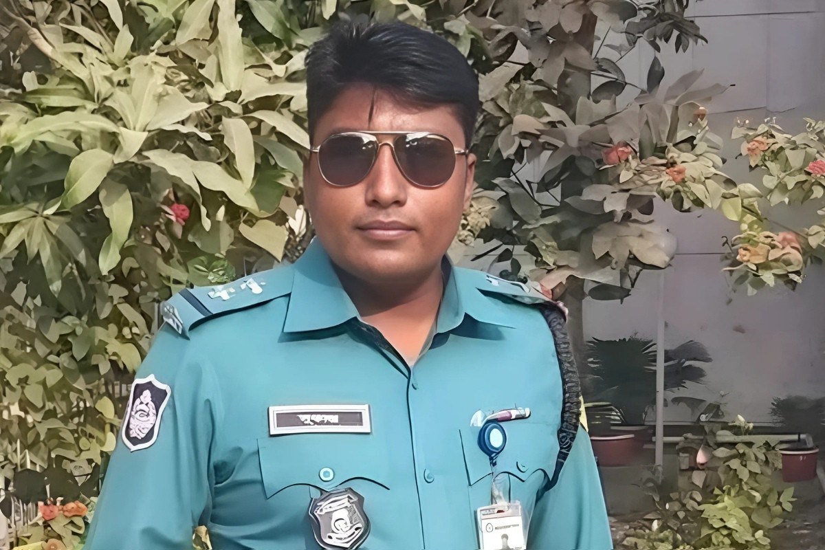 খুলনায় এসআইকে মারধর করে পুলিশে হস্তান্তর