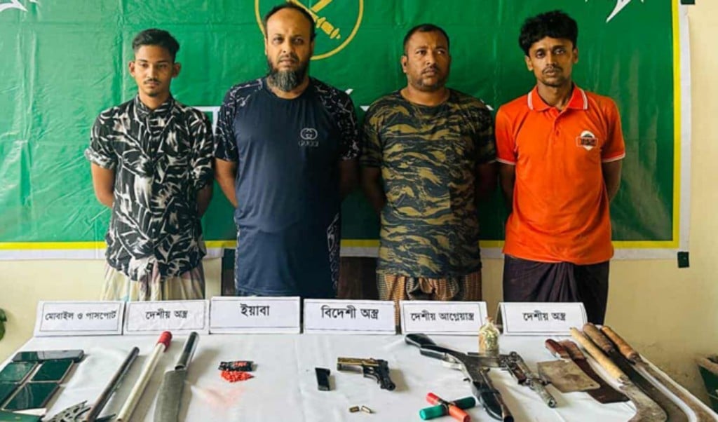 খুলনায় দেশি বিদেশি অস্ত্র ও ইয়াবাসহ বিএনপি নেতা গ্রেপ্তার 1750516288 খুলনায় দেশি-বিদেশি অস্ত্র ও ইয়াবাসহ বিএনপি নেতা গ্রেপ্তার
