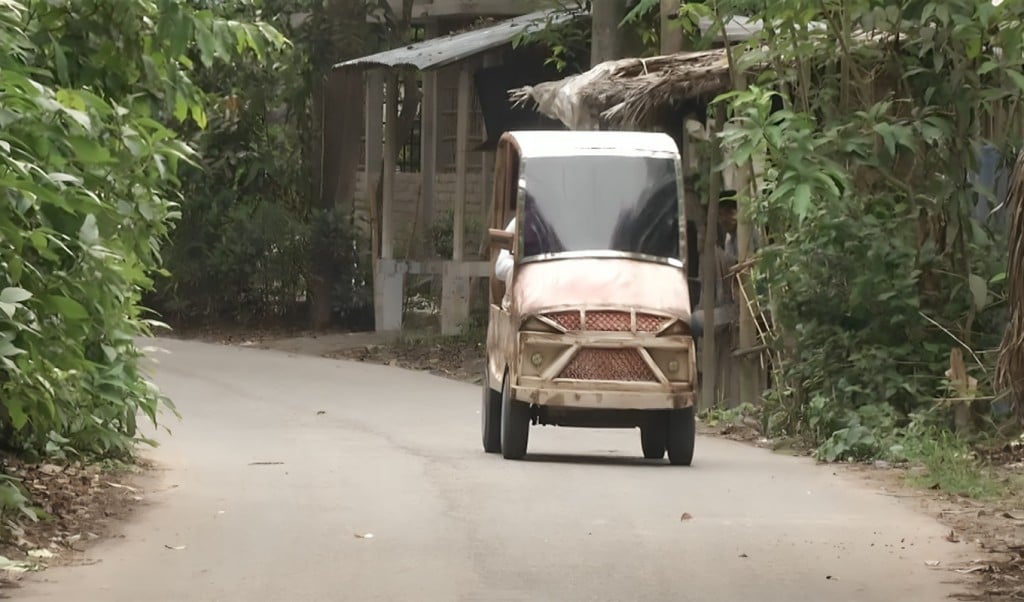 গরিবের টেসলা 1749023809 গরিবের টেসলা: স্ত্রীর ইচ্ছেপূরণে কাঠের গাড়ি বানালেন আসলাম
