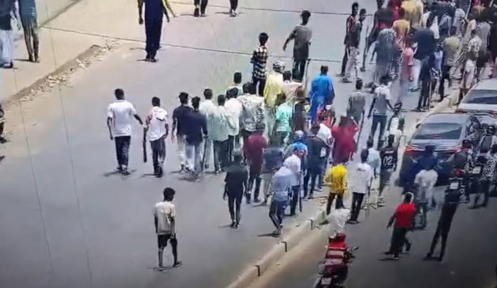 গাজীপুরে ঝুট ব্যবসার নিয়ন্ত্রণ নিয়ে বিএনপির দুপক্ষে সংঘর্ষ ককটেল বিস্ফোরণ 1751124602 গাজীপুরে ঝুট ব্যবসার নিয়ন্ত্রণ নিয়ে বিএনপির দু’পক্ষের পাল্টাপাল্টি ধাওয়া, ককটেল বিস্ফোরণ