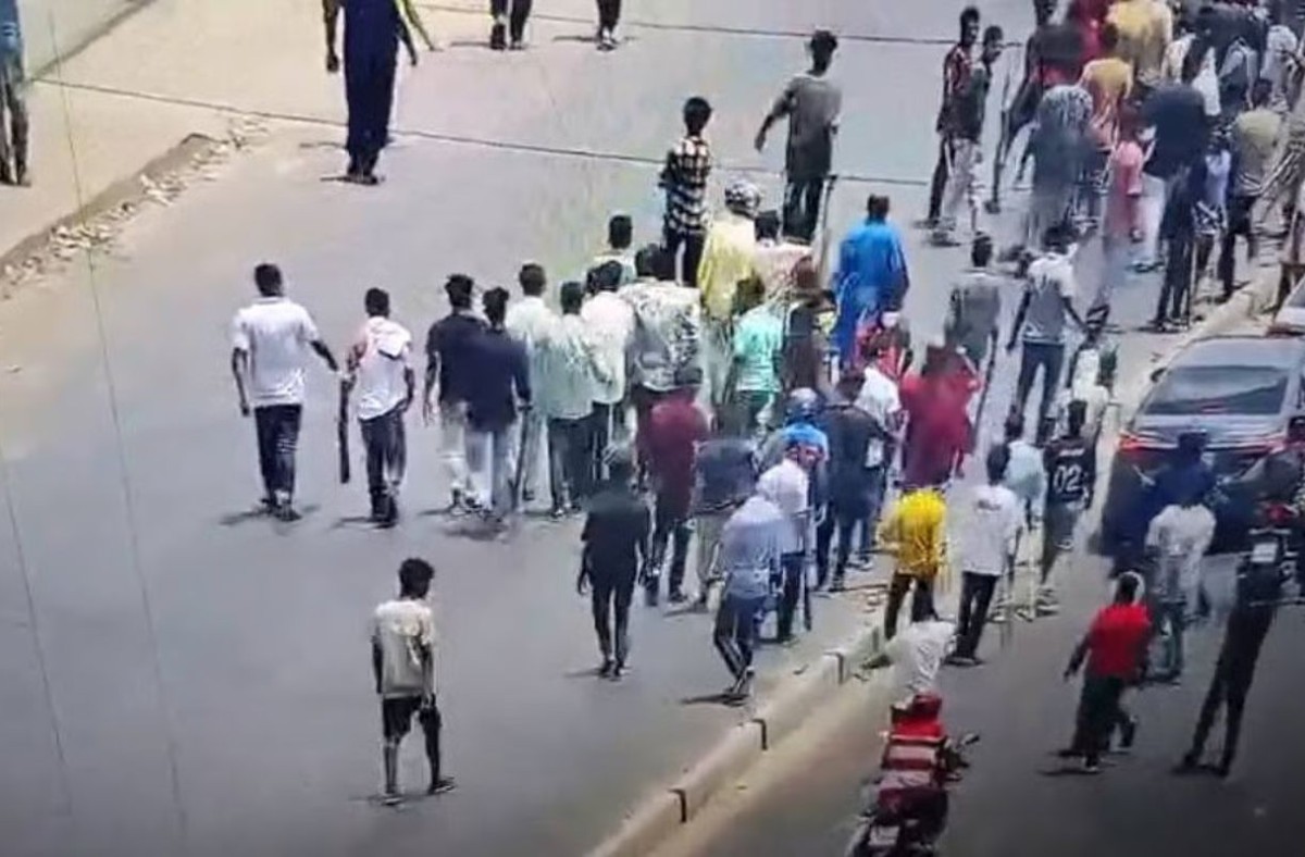 গাজীপুরে ঝুট ব্যবসার নিয়ন্ত্রণ নিয়ে বিএনপির দু’পক্ষের পাল্টাপাল্টি ধাওয়া, ককটেল বিস্ফোরণ