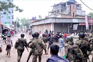 গাজীপুরে শ্রমিক-পুলিশ ধাওয়া পাল্টাধাওয়া