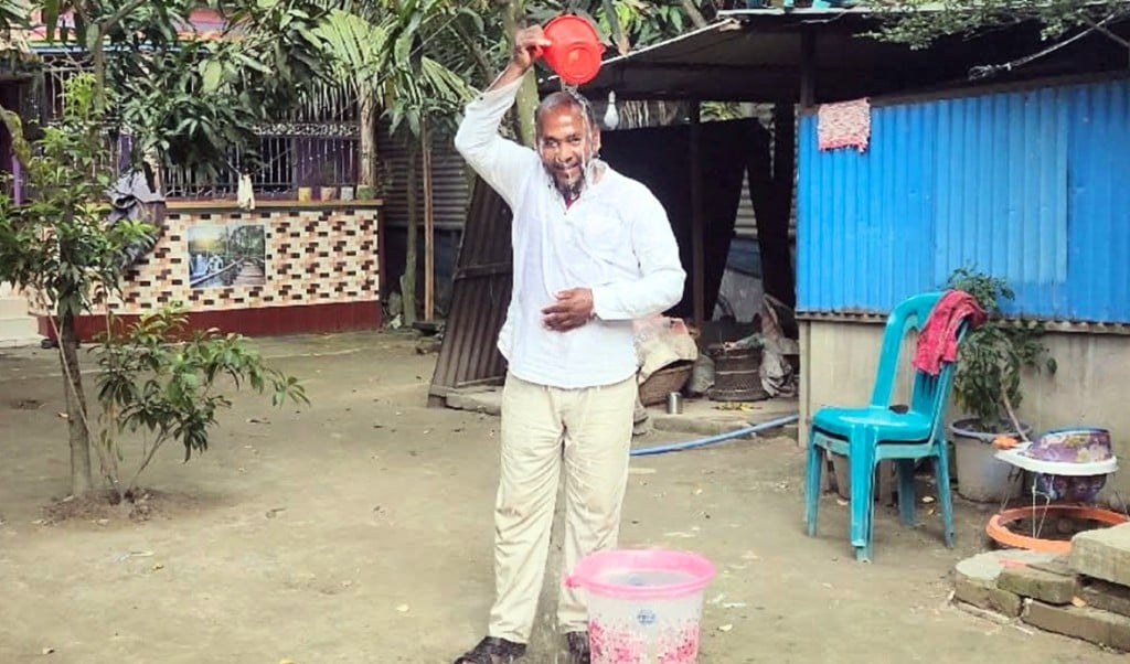 গোলাপজলে গোসল করে আ.লীগের রাজনীতি ছাড়ার ঘোষণা 1751113595 গোলাপজলে গোসল করে আ.লীগের রাজনীতি ছাড়ার ঘোষণা