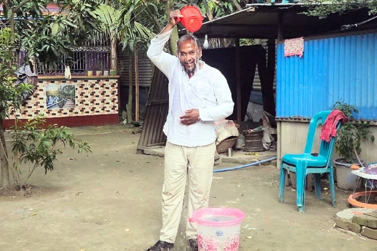গোলাপজলে গোসল করে আ.লীগের রাজনীতি ছাড়ার ঘোষণা