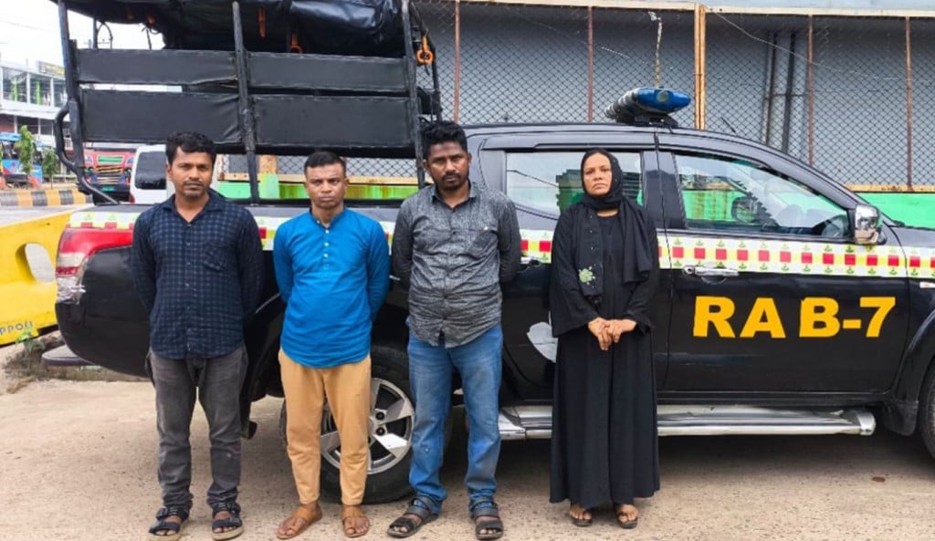চট্টগ্রামে র ্যাবের অভিযানে ৫০ কেজি গাঁজাসহ গ্রেপ্তার ৪ 1751120313 চট্টগ্রামে র‍্যাবের অভিযানে ৫০ কেজি গাঁজাসহ গ্রেপ্তার ৪