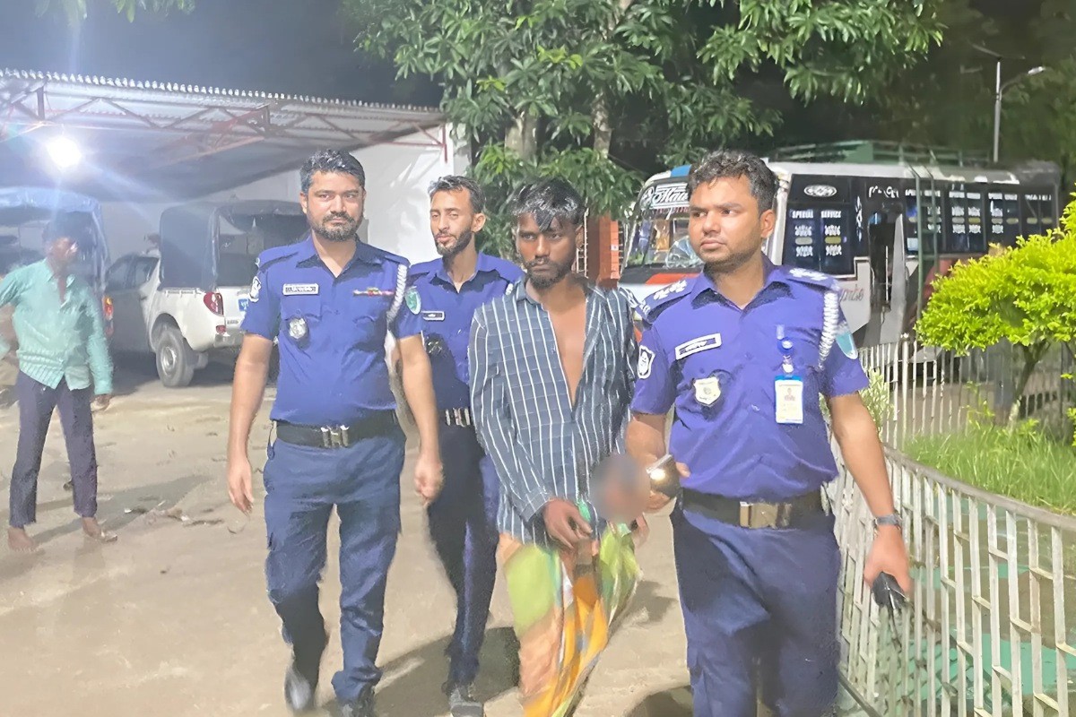 চলন্ত বাসে গার্মেন্টস কর্মীকে পালাক্রমে ধর্ষণ, চালক আটক