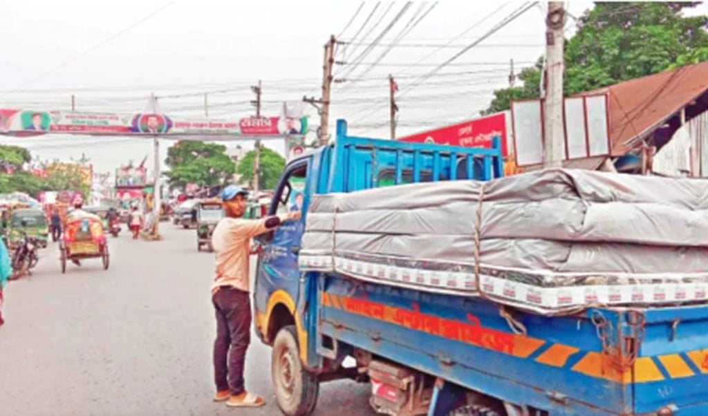 চাঁদাবাজি 1748924273 মহাসড়কে জোর করে চাঁদাবাজি ,না পেলে মারধর