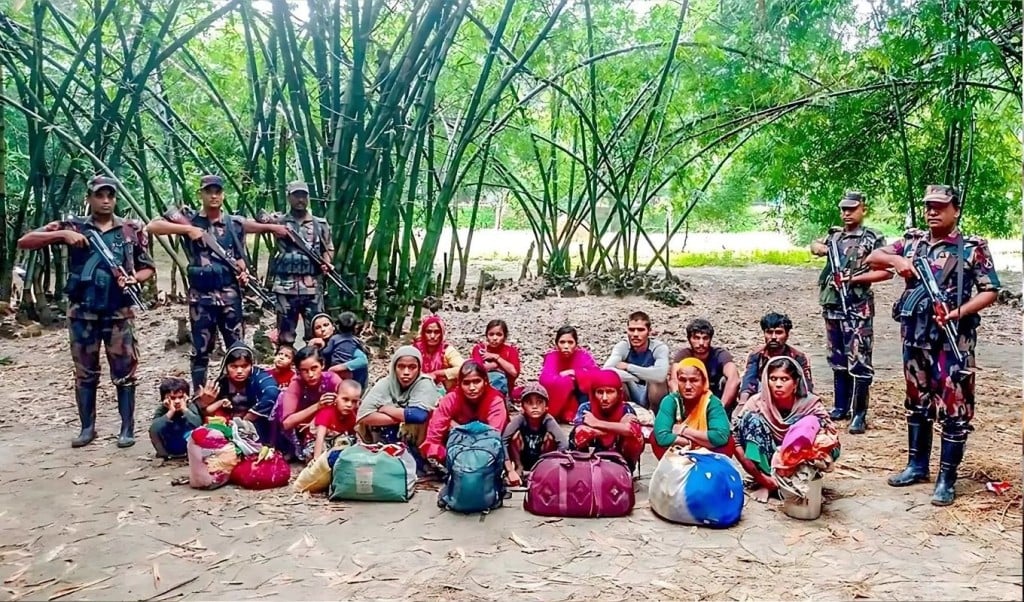 চাঁপাইনবাবগঞ্জ সীমান্ত দিয়ে ২০ জনকে প্রশইন করলো বিএসএফ 1750306824 চাঁপাইনবাবগঞ্জ সীমান্ত দিয়ে ২০ জনকে পুশইন করলো বিএসএফ