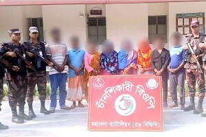 চাঁপাইনবাবগঞ্জ সীমান্তে ৮ জনকে পুশ ইন করলো বিএসএফ