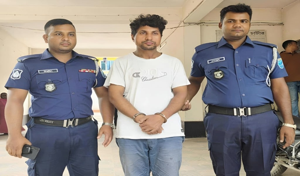 চার স্কুলছাত্রীকে আটকে রেখে ধর্ষণের অভিযোগে শিক্ষক গ্রেপ্তার 1750906715 চার স্কুলছাত্রীকে আটকে রেখে ধর্ষণ, শিক্ষক গ্রেপ্তার