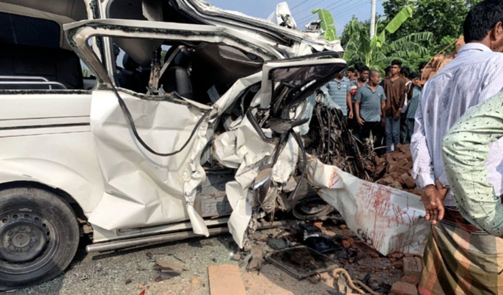 চালক ঘুমে অ্যাম্বুলেন্স দুর্ঘটনায় নিহত হেলপার 1749887485 চালক ঘুমে, অ্যাম্বুলেন্স দুর্ঘটনায় নিহত হেলপার
