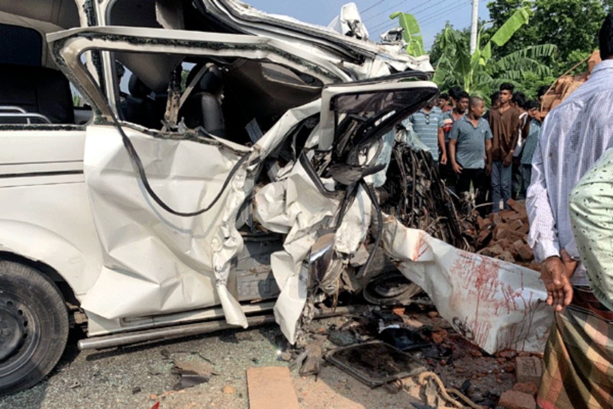 চালক ঘুমে, অ্যাম্বুলেন্স দুর্ঘটনায় নিহত হেলপার