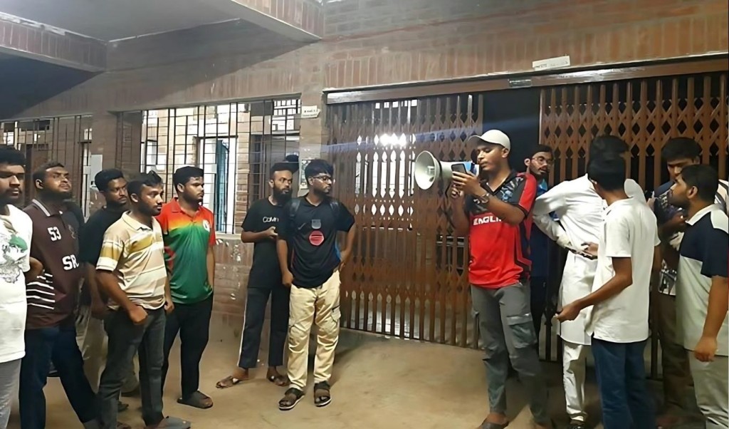 জাবি শিক্ষার্থীর মৃত্যু অ্যাম্বুলেন্স দিতে দেরির অভিযোগে চিকিৎসাকেন্দ্র ঘেরাও 1750655091 জাবি শিক্ষার্থীর মৃত্যু: অ্যাম্বুলেন্স দিতে দেরির অভিযোগে চিকিৎসাকেন্দ্র ঘেরাও