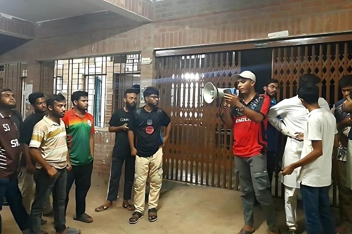 জাবি শিক্ষার্থীর মৃত্যু: অ্যাম্বুলেন্স দিতে দেরির অভিযোগে চিকিৎসাকেন্দ্র ঘেরাও