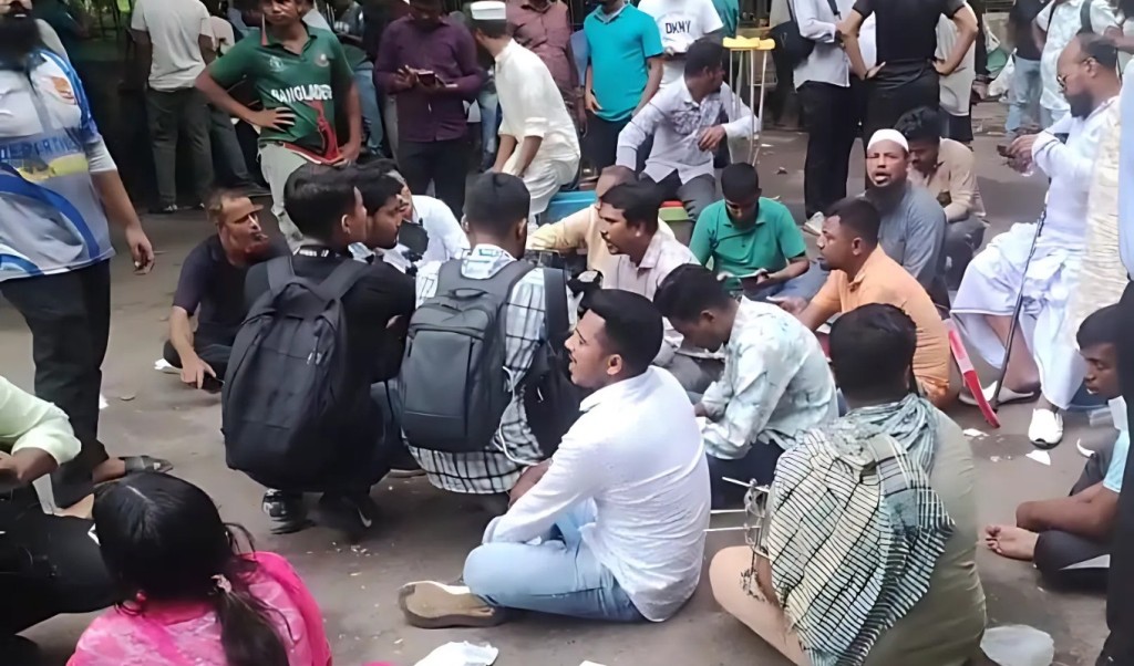 জুলাই ঘোষণাপত্রের দাবিতে যমুনার সামনে অবস্থান 1751290390 জুলাই ঘোষণাপত্রের দাবিতে যমুনার সামনে অবস্থান