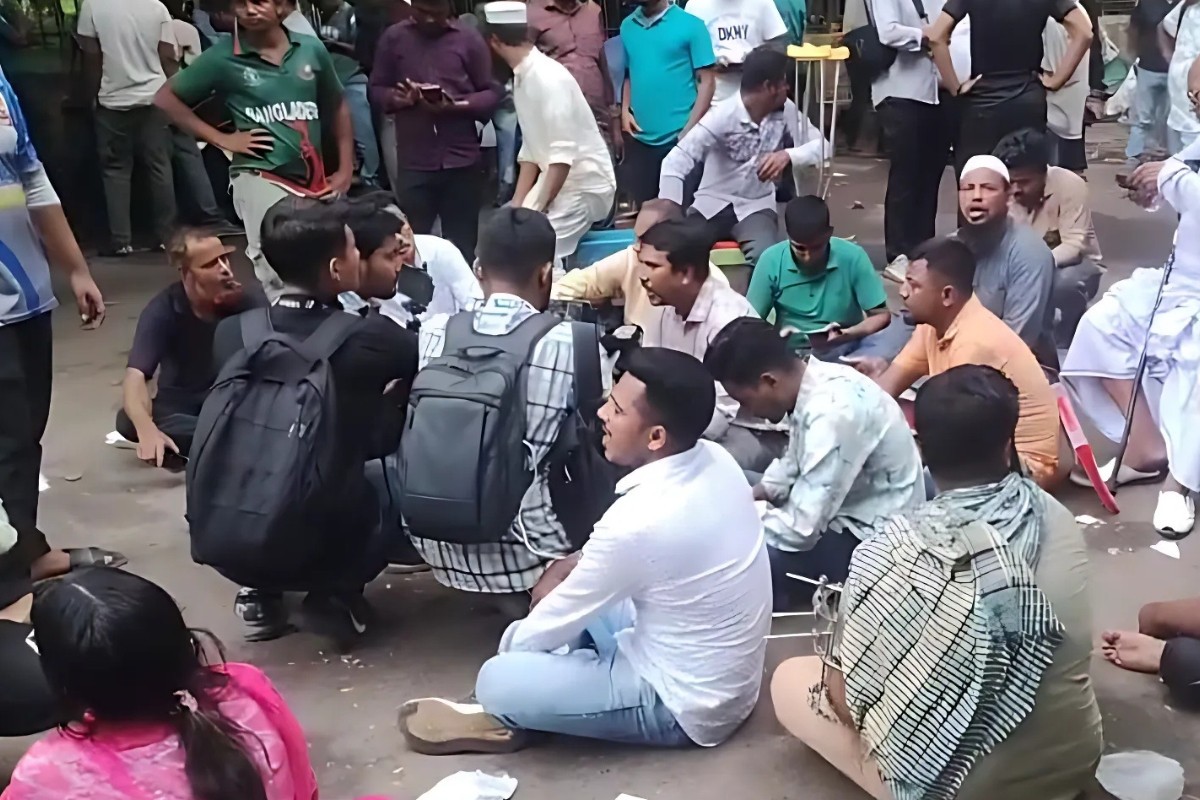 জুলাই ঘোষণাপত্রের দাবিতে যমুনার সামনে অবস্থান
