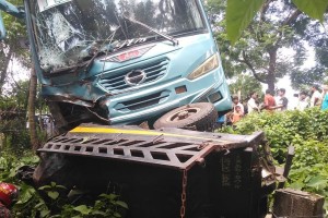 ঝালকাঠিতে বাস-পিকআপ ভ্যানের সংঘর্ষে দুজন নিহত