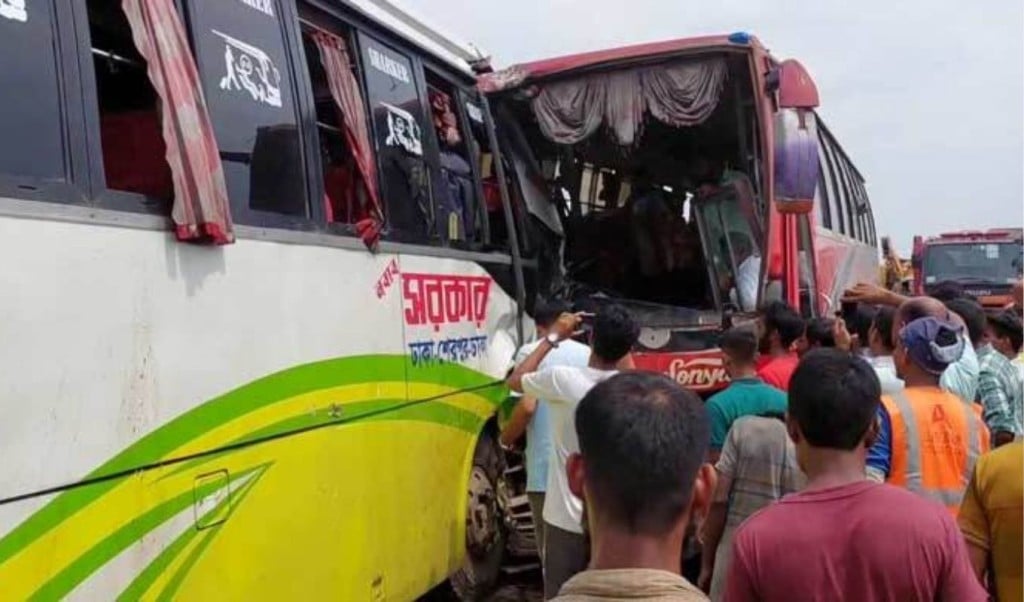 টঙ্গীতে দুই বাসের মুখোমুখি সংঘর্ষে চালকসহ আহত ২৫ 1749130854 টঙ্গীতে দুই বাসের মুখোমুখি সংঘর্ষে চালকসহ আহত ২৫