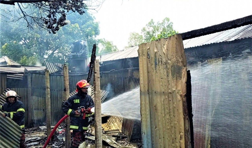 টাঙ্গাইলে যৌনপল্লীতে আগুন পুড়ে ছাই ২২ ঘর 1751118103 টাঙ্গাইলে যৌনপল্লীতে আগুন, পুড়ে ছাই ২২ ঘর