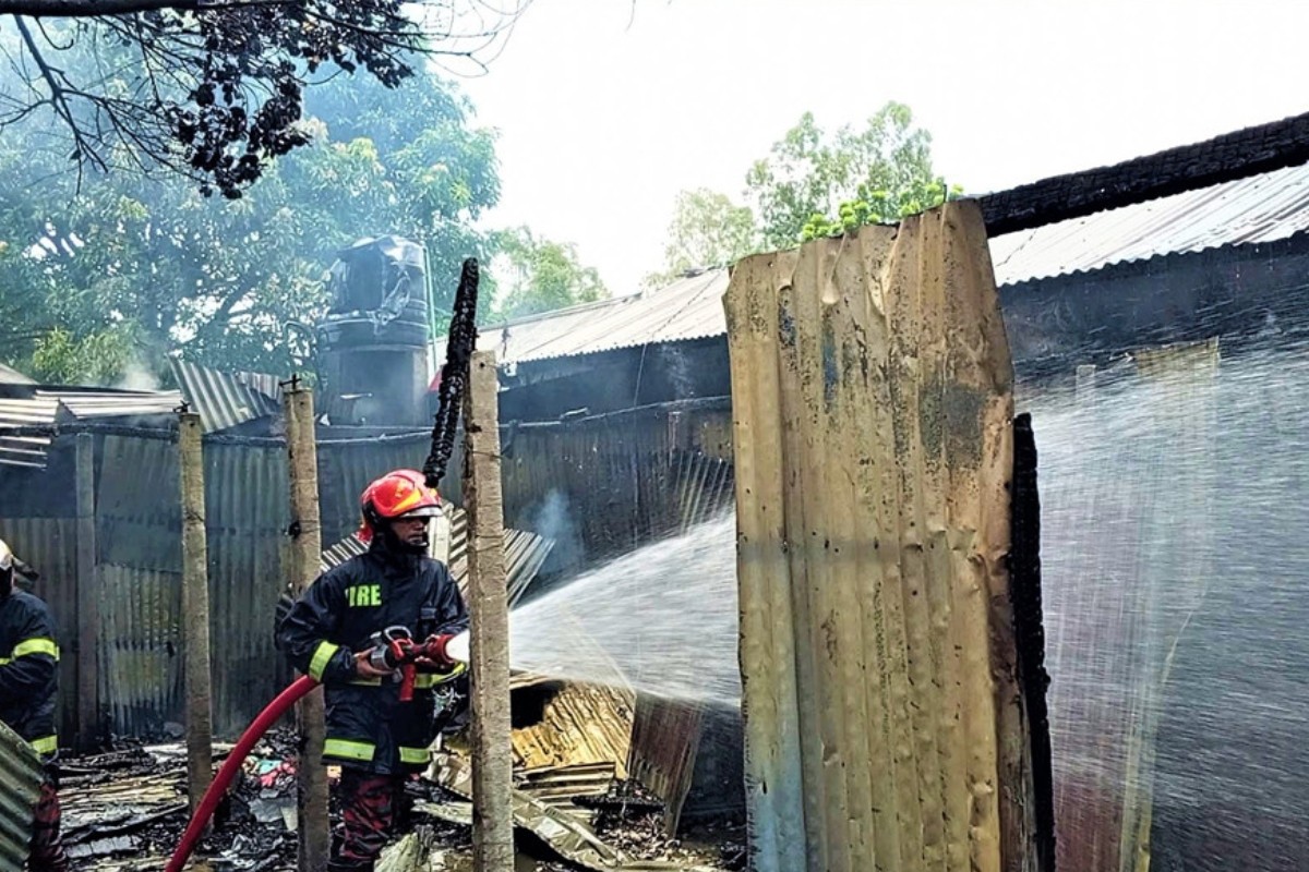 টাঙ্গাইলে যৌনপল্লীতে আগুন, পুড়ে ছাই ২২ ঘর