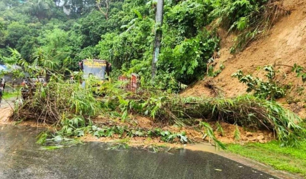 টানা বৃষ্টিতে খাগড়াছড়িতে পাহাড় ধস লংগদু বিচ্ছিন্ন আশ্রয়কেন্দ্রে মানুষের ভিড় 1748787543 টানা বৃষ্টিতে লংগদু বিচ্ছিন্ন, খাগড়াছড়িতে পাহাড় ধস; আশ্রয়কেন্দ্রে মানুষের ভিড়