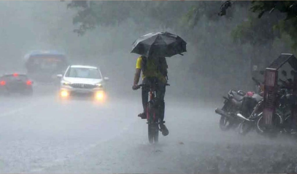 টানা ৫ দিন ভারি বৃষ্টির পূর্বাভাস সন্ধ্যায় ঝড় হতে পারে যেসব জেলায় 1750241889 সন্ধ্যায় ১১ জেলায় ঝড়ের শঙ্কা, টানা ৫ দিন ভারি বৃষ্টি হতে পারে যেসব অঞ্চলে