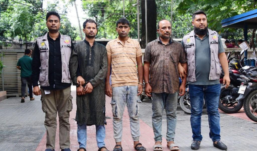ডিবিকে লক্ষ্য করে গুলি দুই সহযোগীসহ শীর্ষ সন্ত্রাসী বাপ্পি যশোর থেকে গ্রেপ্তার 1751206340 ডিবিকে লক্ষ্য করে গুলি, দুই সহযোগীসহ শীর্ষ সন্ত্রাসী বাপ্পি যশোর থেকে গ্রেপ্তার