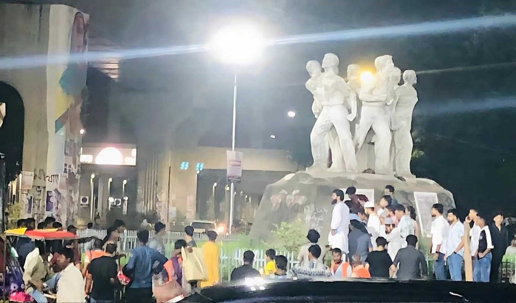 ঢাবির রাজু ভাস্কর্যের সামনে ককটেল বিস্ফোরণ 1750817684 ঢাবির রাজু ভাস্কর্যের সামনে ককটেল বিস্ফোরণ