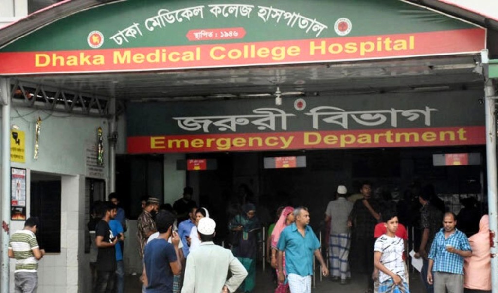 ঢামেক পুলিশ বক্সের পাশে অজ্ঞাত দুই ব্যক্তির মরদেহ উদ্ধার 1751288845 ঢামেক পুলিশ বক্সের পাশে অজ্ঞাত দুই ব্যক্তির মরদেহ উদ্ধার