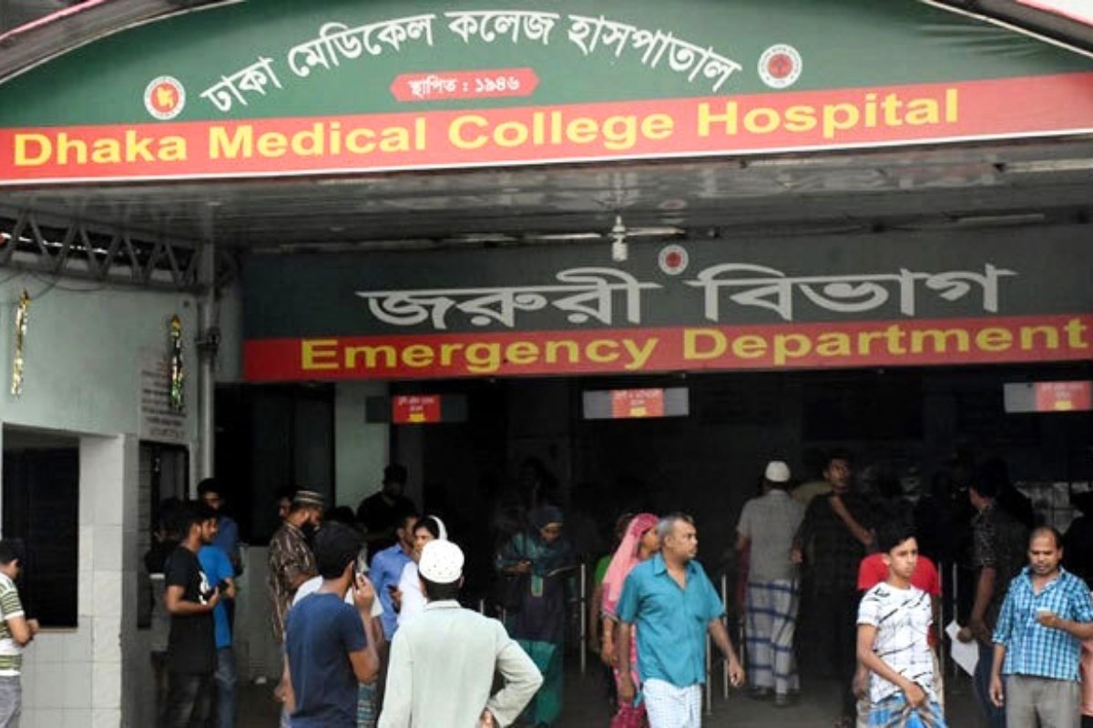 ঢামেক পুলিশ বক্সের পাশে অজ্ঞাত দুই ব্যক্তির মরদেহ উদ্ধার