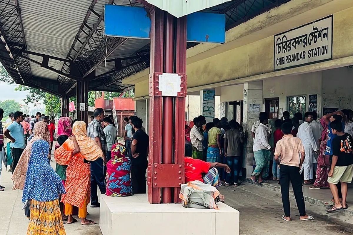 দিনাজপু‌রে ট্রেনে কাটা পড়ে ২ জনের মৃত্যু