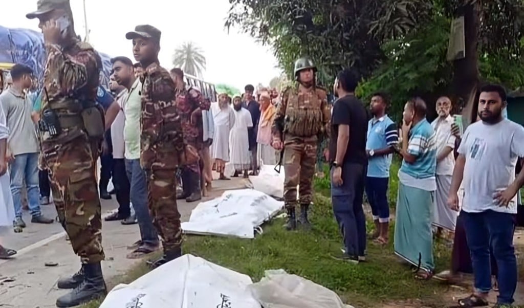 দিনাজপুরে বাস ও ট্রাকের সংঘর্ষে নিহত ৫ 1749869108 দিনাজপুরে বাস ও ট্রাকের সংঘর্ষে নিহত ৫, আহত ১৫