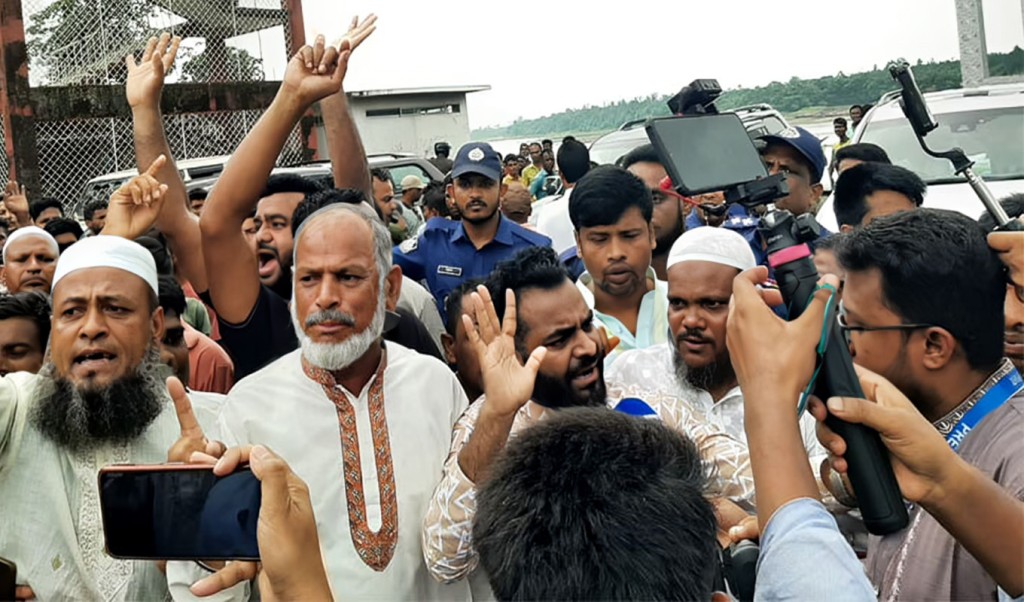 দুই উপদেষ্টার গাড়ি আটকে শ্রমিকদের বিক্ষোভ 1749887446 দুই উপদেষ্টার গাড়ি আটকে শ্রমিকদের বিক্ষোভ