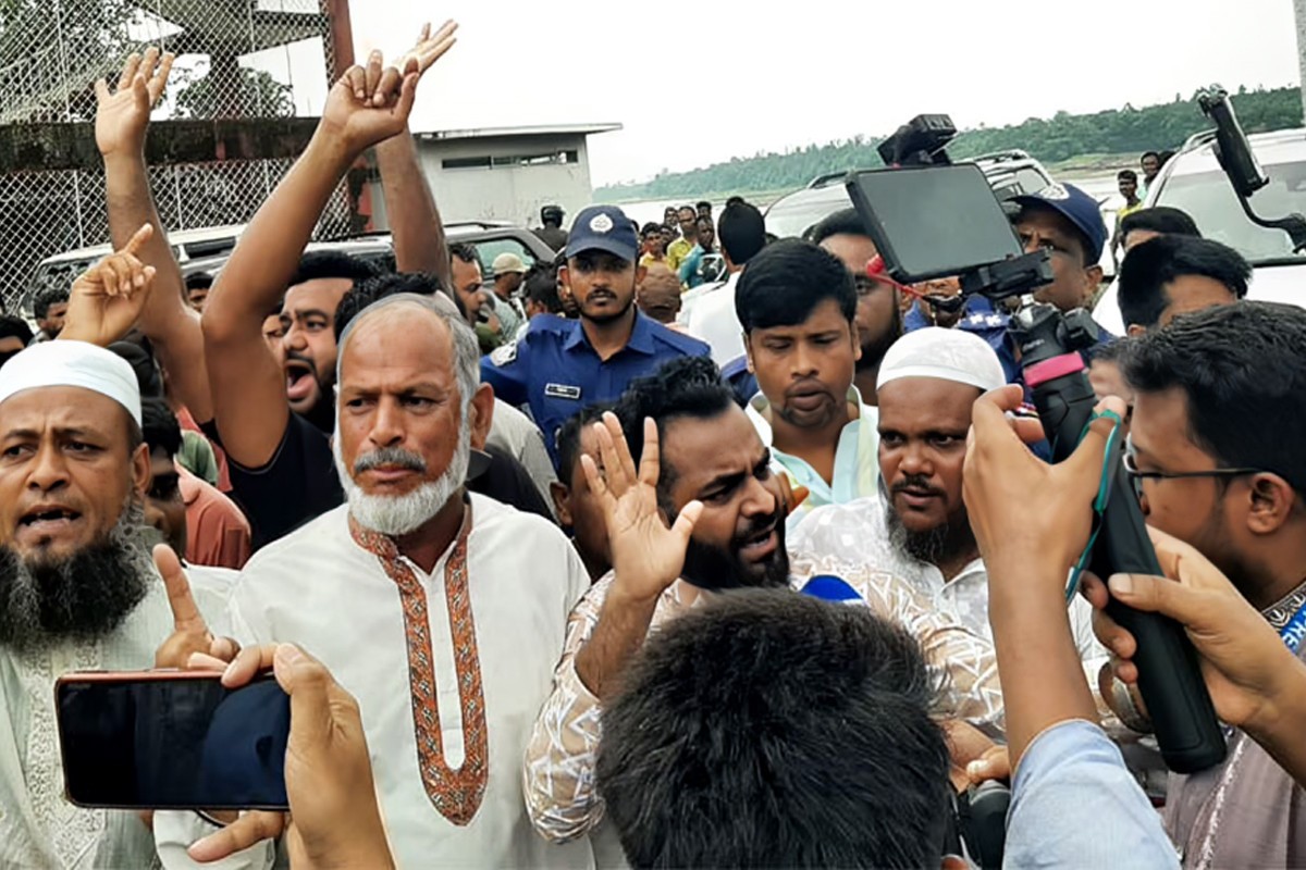 দুই উপদেষ্টার গাড়ি আটকে শ্রমিকদের বিক্ষোভ