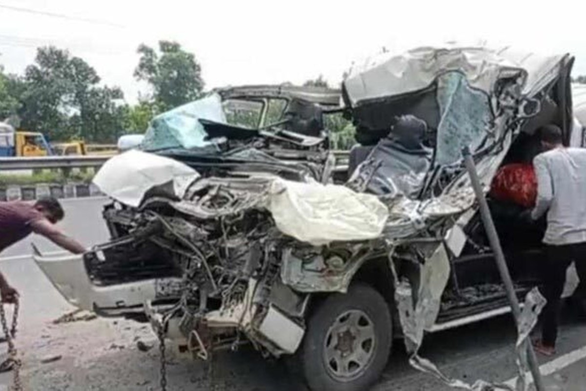 টাঙ্গাইলে ট্রাকে মাইক্রোবাসের ধাক্কায় একই পরিবারের ৩ জন নিহত