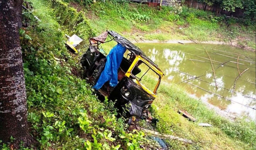 দূর্ঘটনা 1750753789 ঠাকুরগাঁওয়ে সড়ক দুর্ঘটনায় বাবা-মেয়ে নিহত