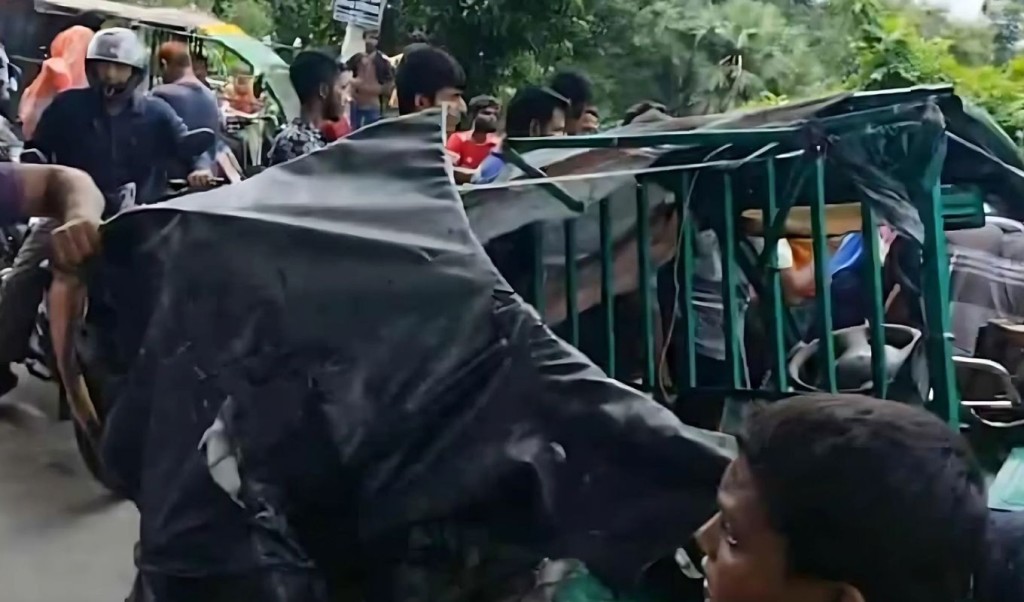 দূর্ঘটনাাা 1751268591 খুলনায় ট্রাকের ধাক্কায় ইজিবাইকের ২ যাত্রী নিহত