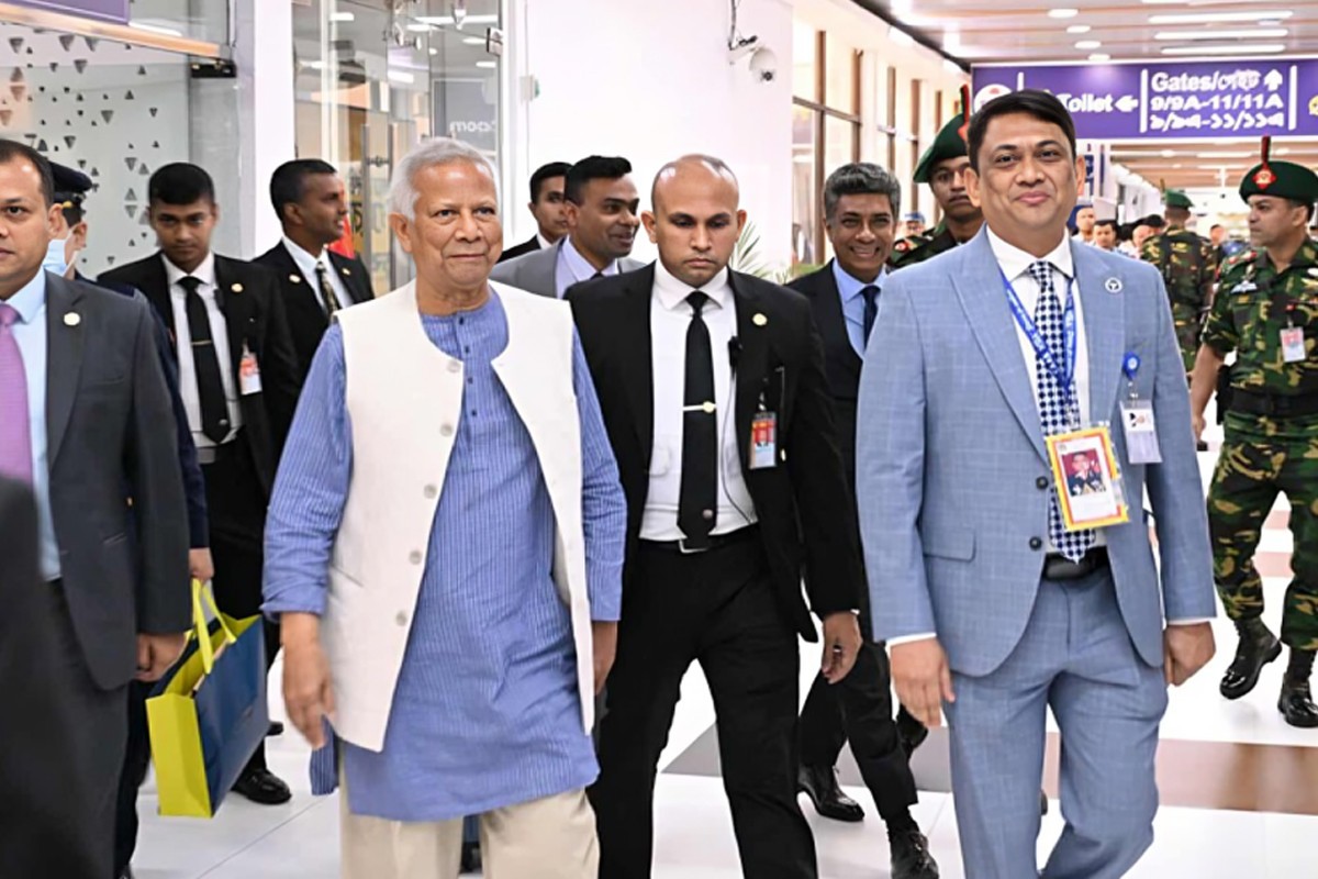 বিতর্ক ঘেরা একটি সফর শেষে দেশে ফিরেছেন প্রধান উপদেষ্টা