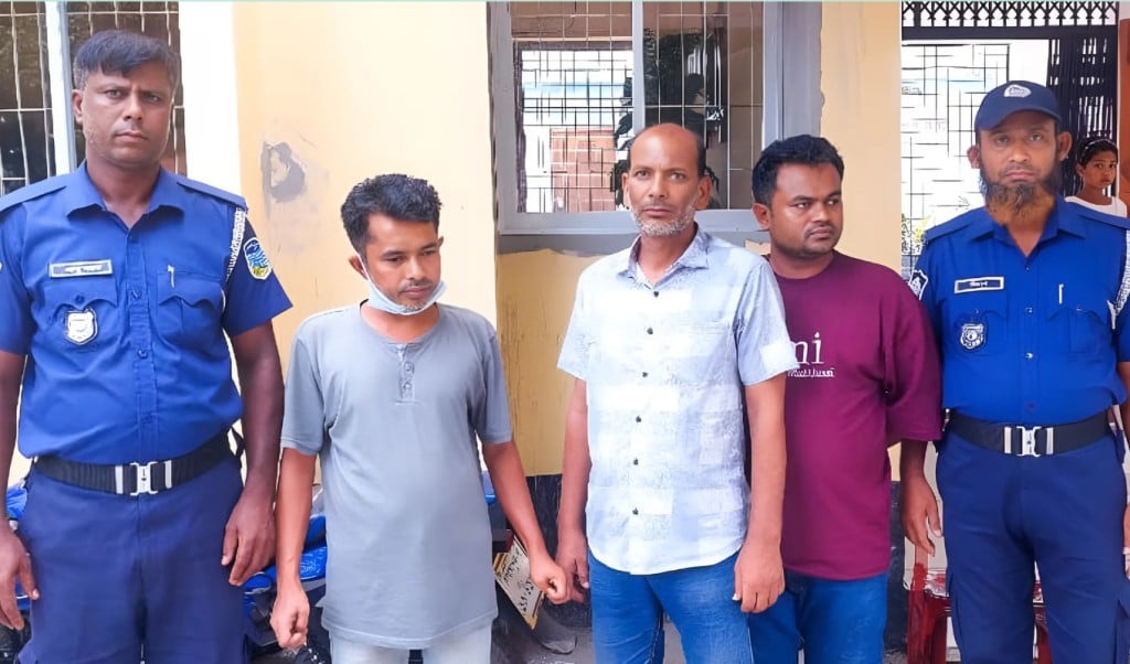 দোকান দখল করায় যুবদলের ৩ নেতাকর্মী আটক 1748922694 দোকান দখল করায় যুবদলের ৩ নেতাকর্মী আটক