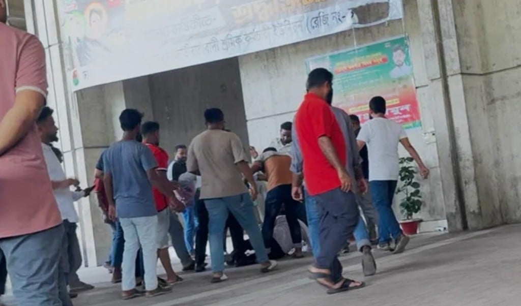 নগর ভবনে ইশরাক সমর্থক দুই গ্রুপে ধাওয়া পাল্টা ধাওয়া সাংবাদিককে হুমকি 1750764735 নগর ভবনে ইশরাক সমর্থক দুই গ্রুপে ধাওয়া-পাল্টা ধাওয়া, সাংবাদিককে হুমকি