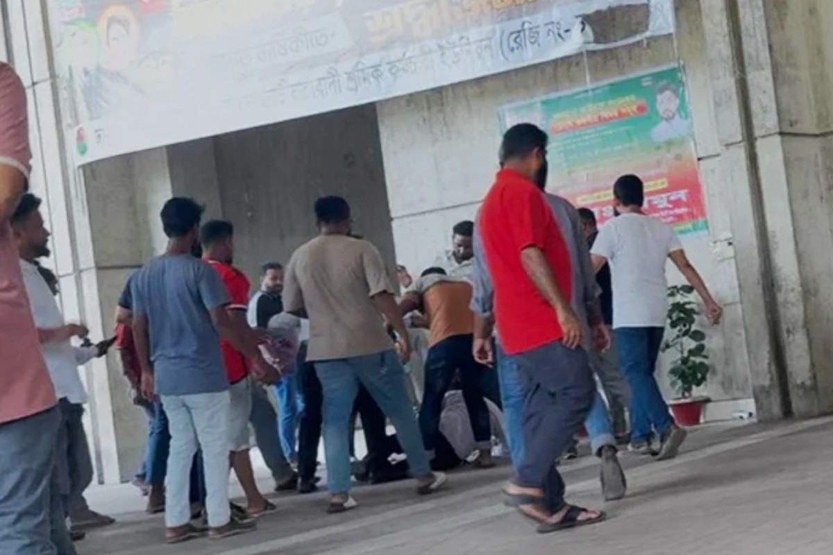 নগর ভবনে ইশরাক সমর্থক দুই গ্রুপে ধাওয়া-পাল্টা ধাওয়া, সাংবাদিককে হুমকি