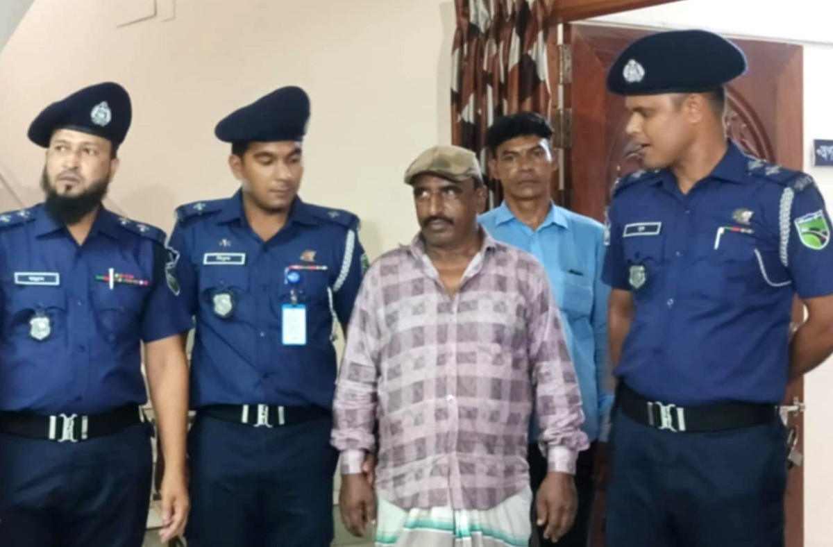 নামাজে যাওয়ার পথে বাসচাপায় বাবা-ছেলে নিহতের ঘটনায় ‘নানা’ গ্রেপ্তার