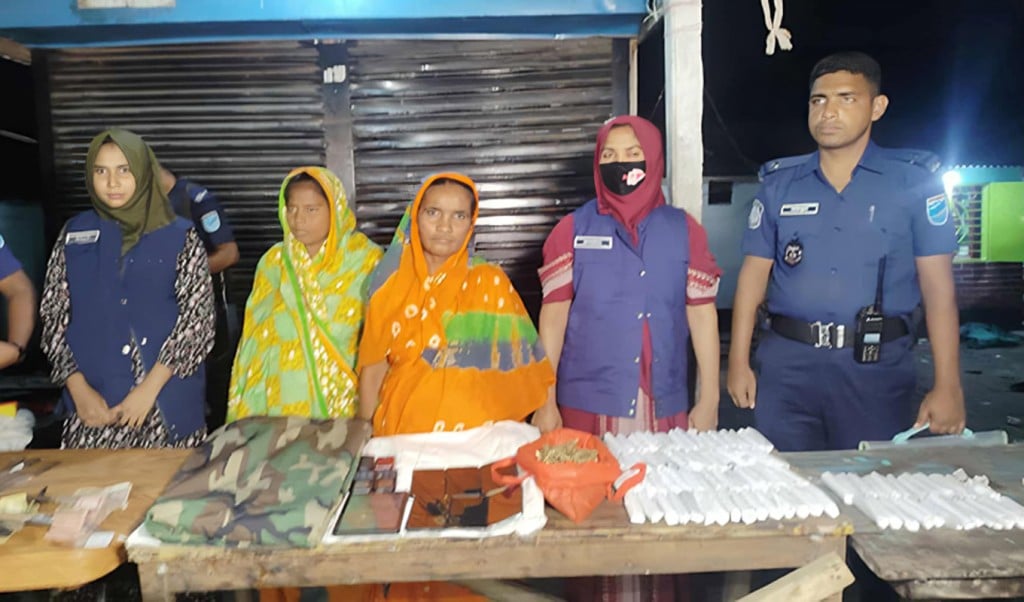 নারায়ণগঞ্জে যৌথবাহিনীর অভিযানে অস্ত্রসহ দুই নারী আটক 1750316857 নারায়ণগঞ্জে যৌথবাহিনীর অভিযানে দেশীয় অস্ত্র ও মাদকসহ দুই নারী আটক